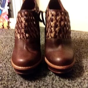 Ugg ankle boot size 8